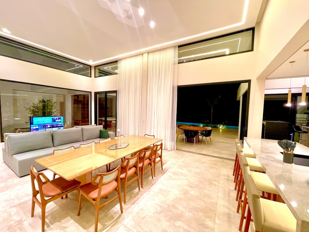 Sala e mesa de jantar integradas para hospedagem e encontros privados