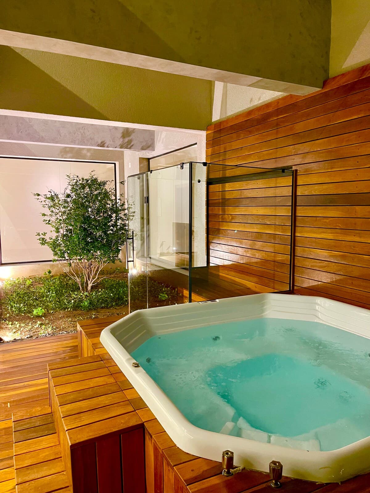 Jacuzzi aquecida junto à área externa da casa