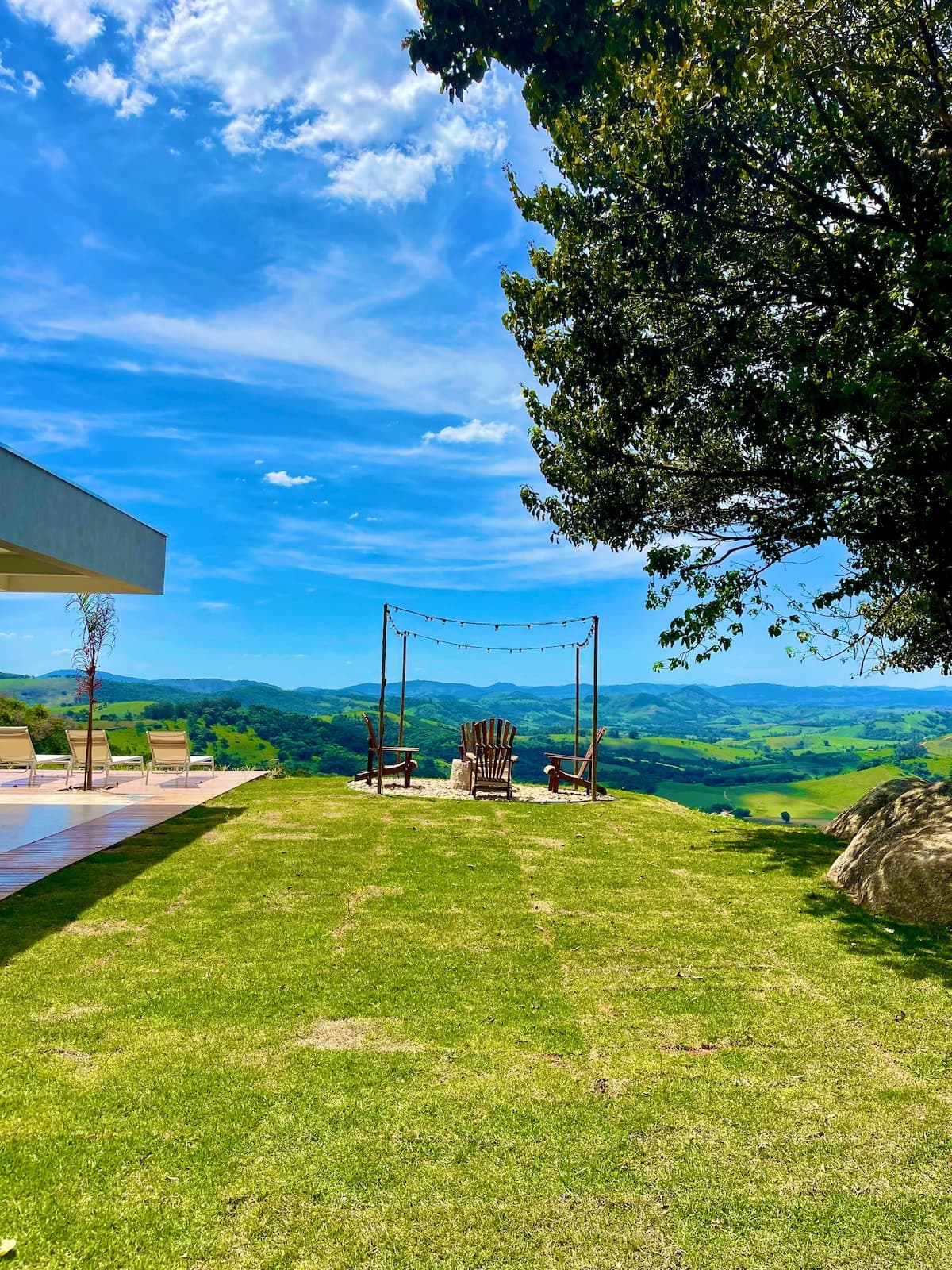 Fogo de chão com cadeiras voltadas para a vista aberta da montanha