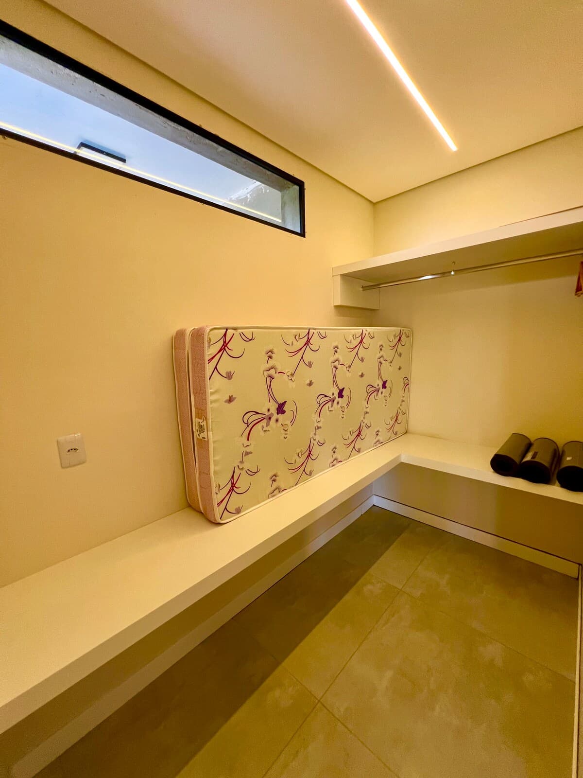 Ambiente de spa com banco e toalhas para uso privativo