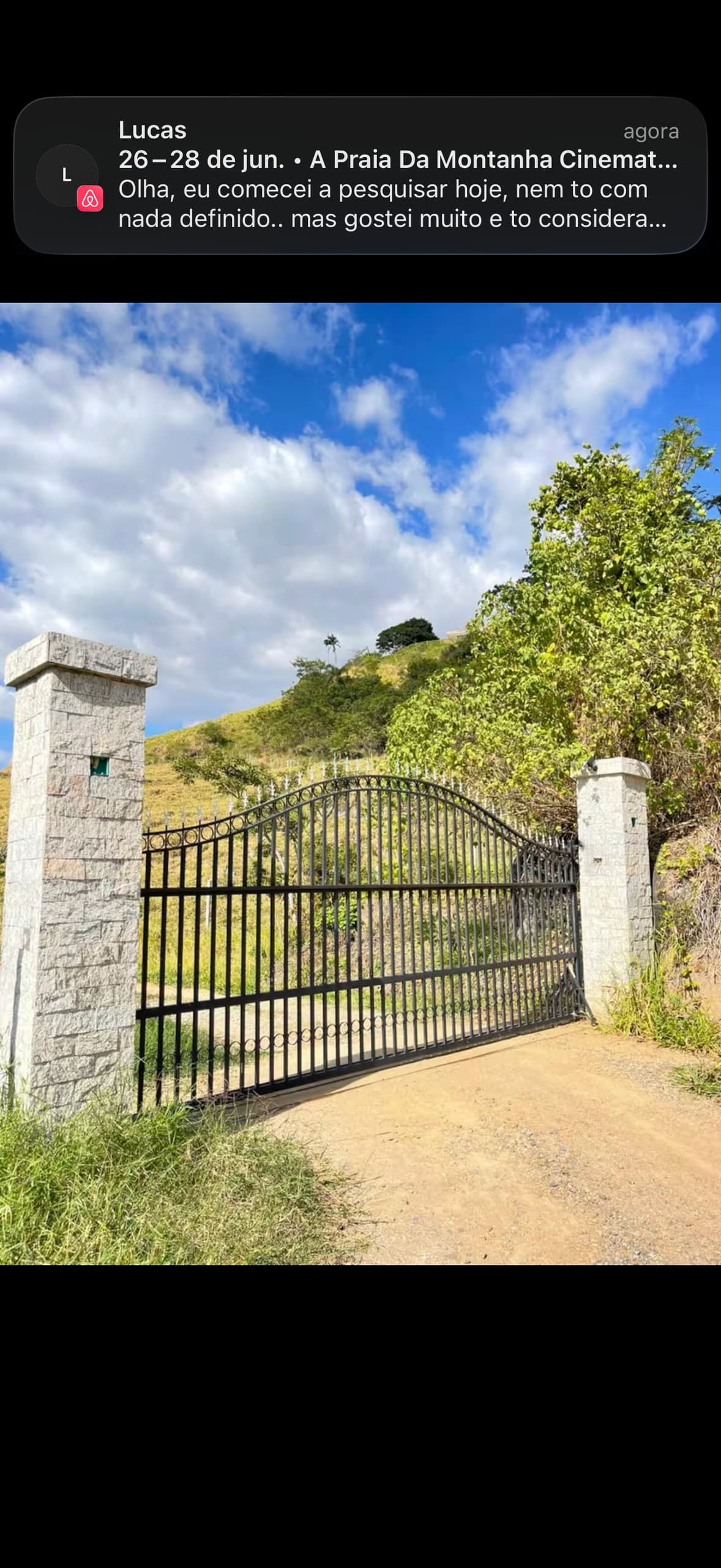 Portão de entrada da propriedade privada na montanha