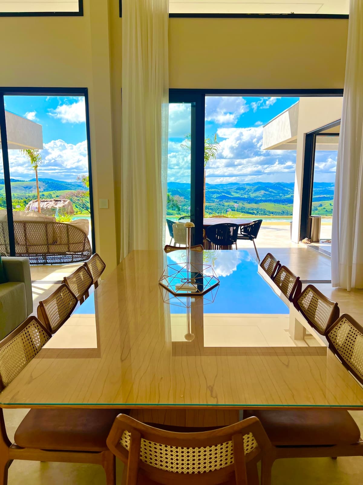 Mesa de jantar integrada com janelas amplas e vista panorâmica
