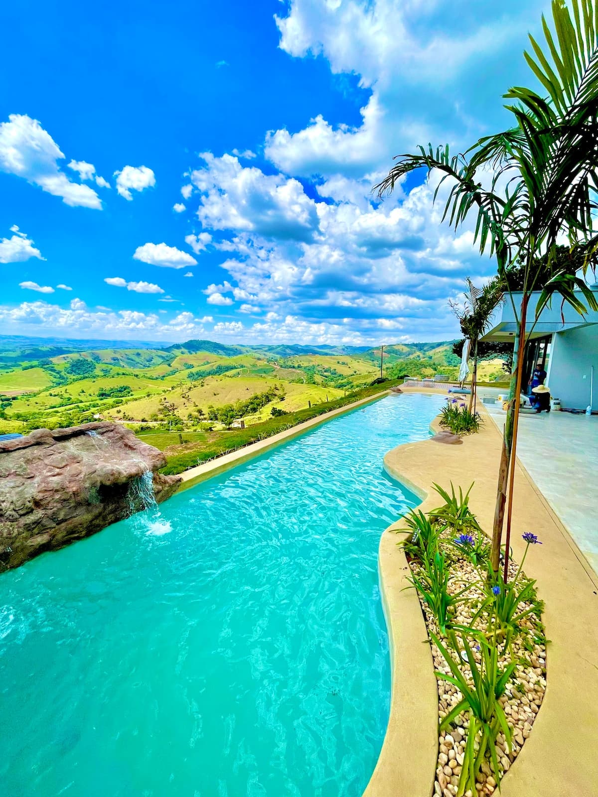 Piscina estilo praia aquecida em cenário de montanha
